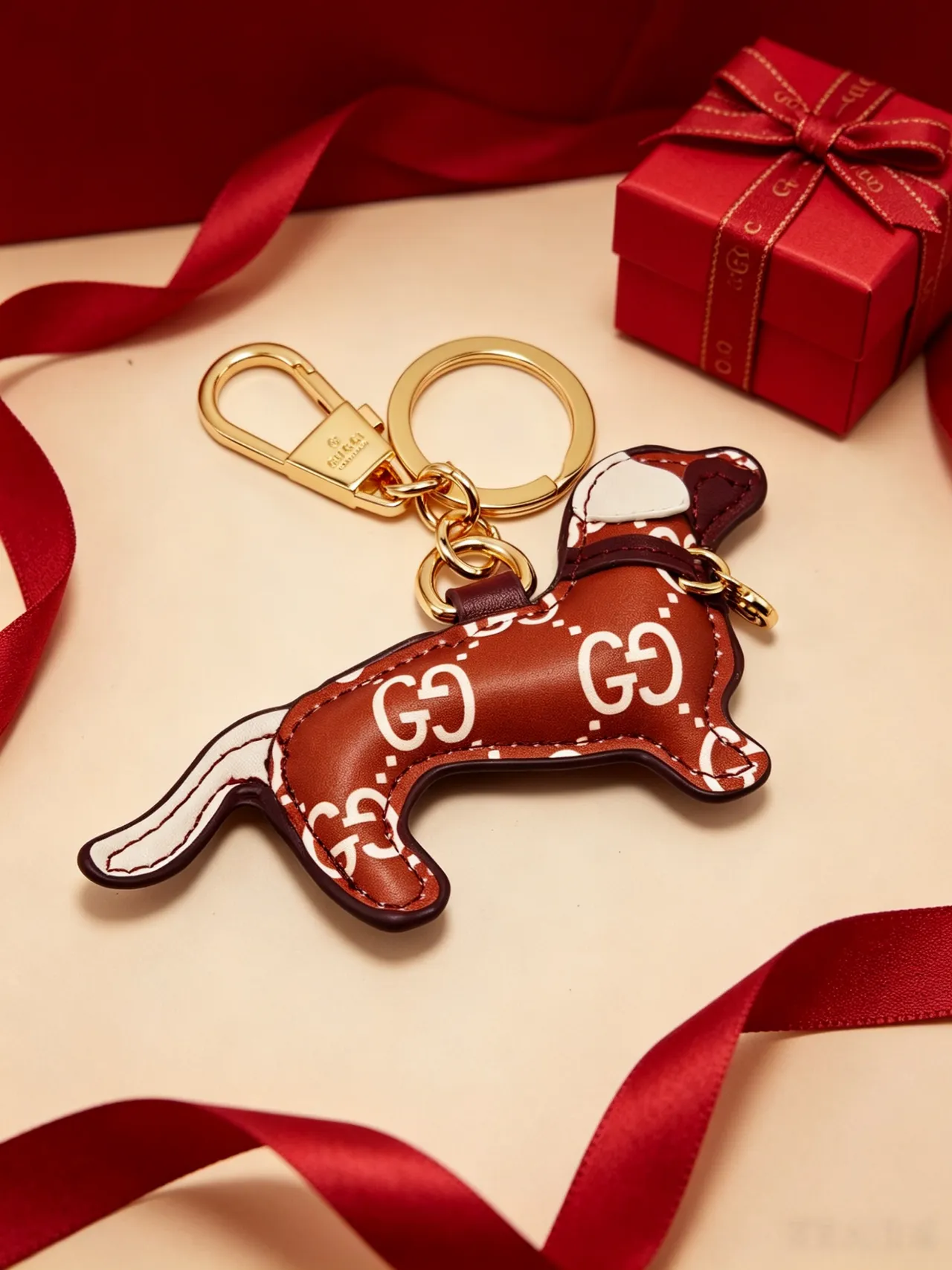 Gucci porte-clés chien marron beige cuir silhouette entrelacé GG impression du monogramme étui téléphone 7