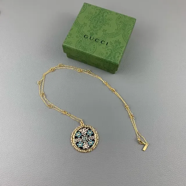 Collier pendentif Gucci en émail floral filigrané 4