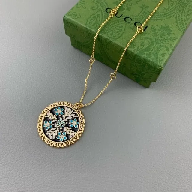 Collier pendentif Gucci en émail floral filigrané 8