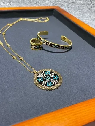 Collier pendentif Gucci en émail floral filigrané 9