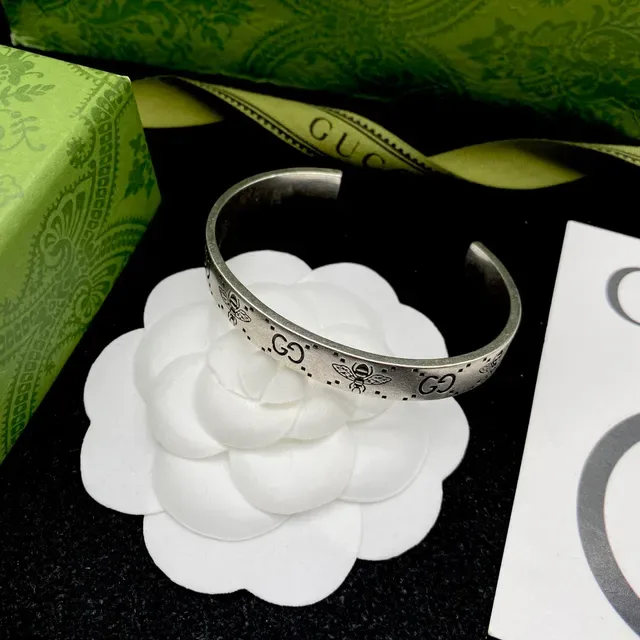 Gucci Engraved GG Bee Motif Silver-Toned Open Cuff Bracelet 4