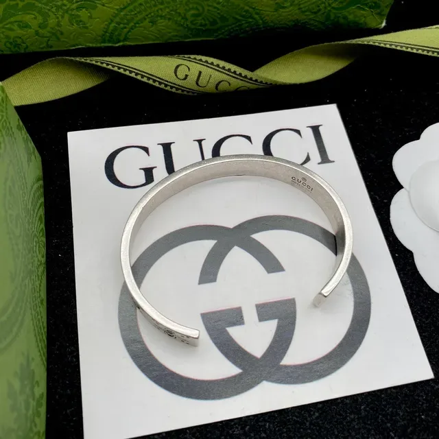 Gucci Engraved GG Bee Motif Silver-Toned Open Cuff Bracelet 5