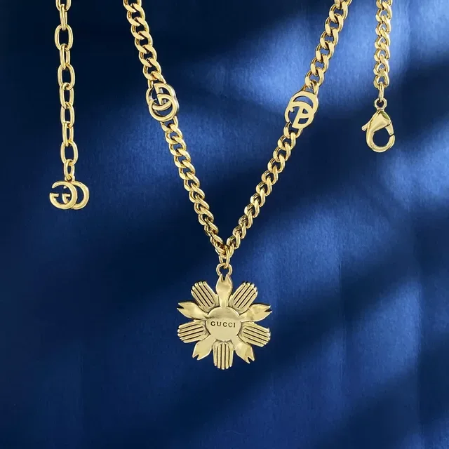 Gucci Flora Pink Enamel and Crystal Flower Pendant Necklace 6