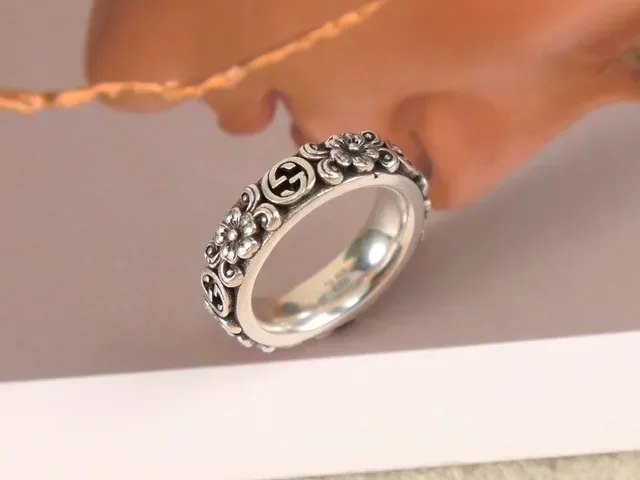 Gucci Floral-Engraved Interlocking G Silver Ring 4