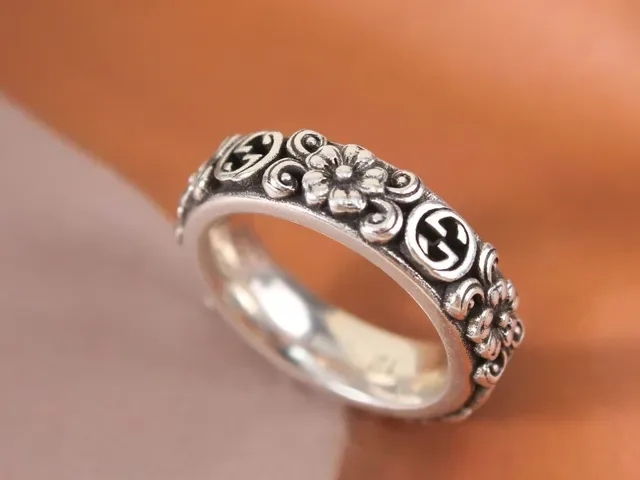 Gucci Floral-Engraved Interlocking G Silver Ring 9