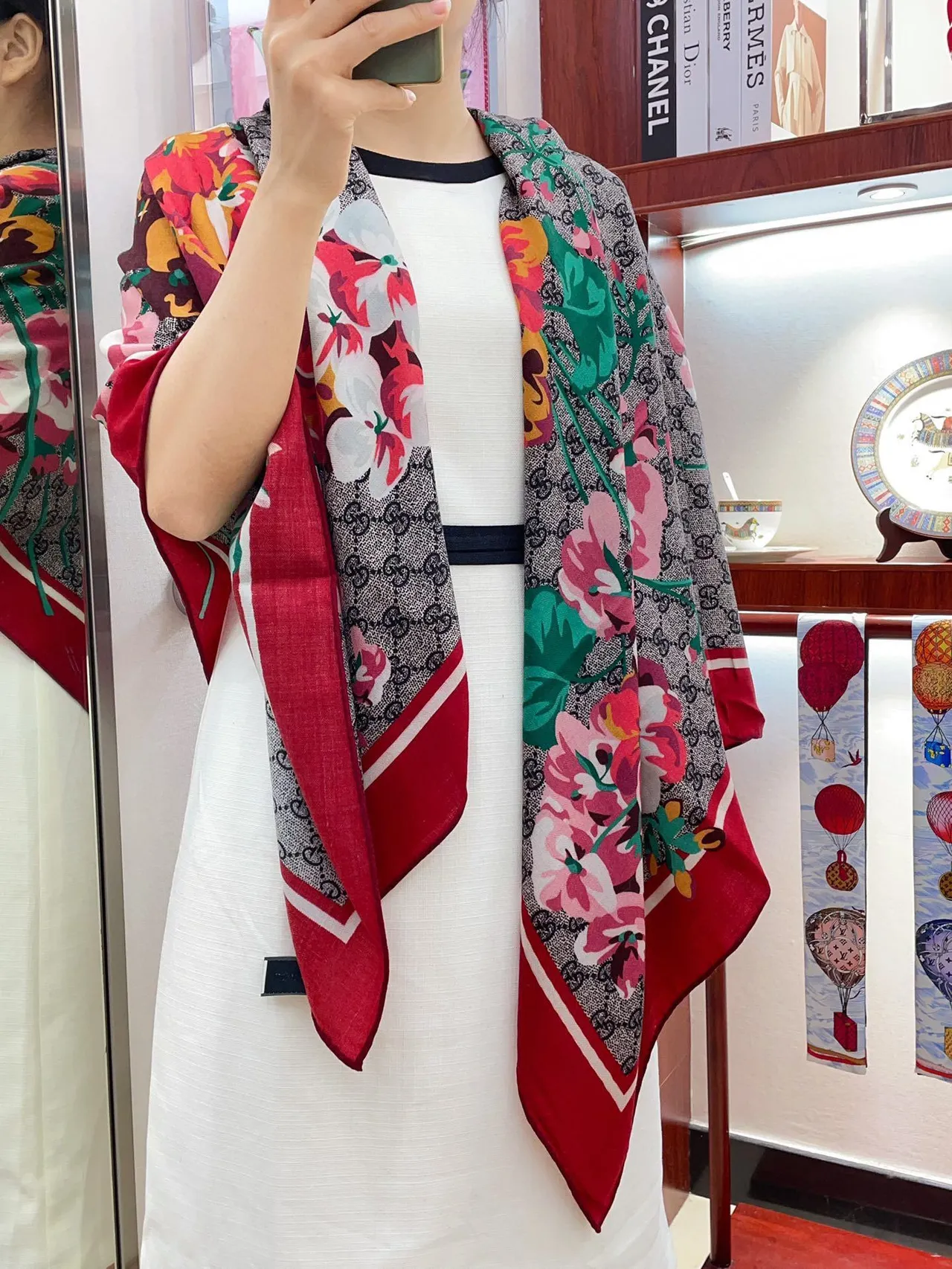 Écharpe de soie rouge à motif floral Gucci 2