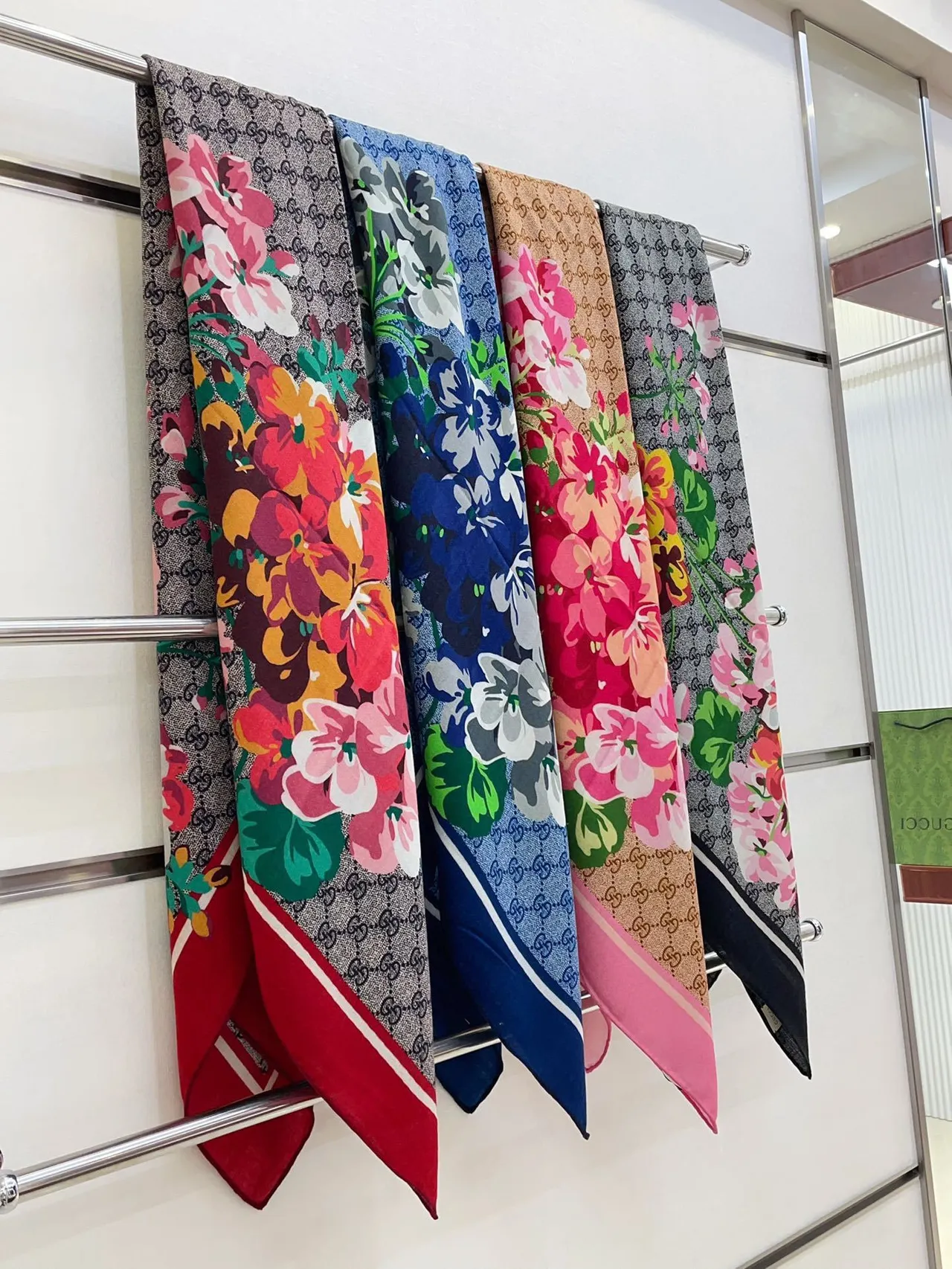 Écharpe de soie rouge à motif floral Gucci 4