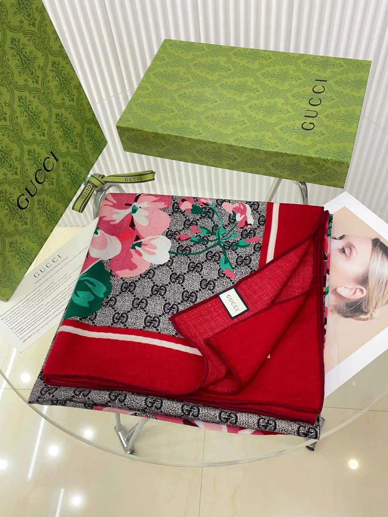 Écharpe de soie rouge à motif floral Gucci 5