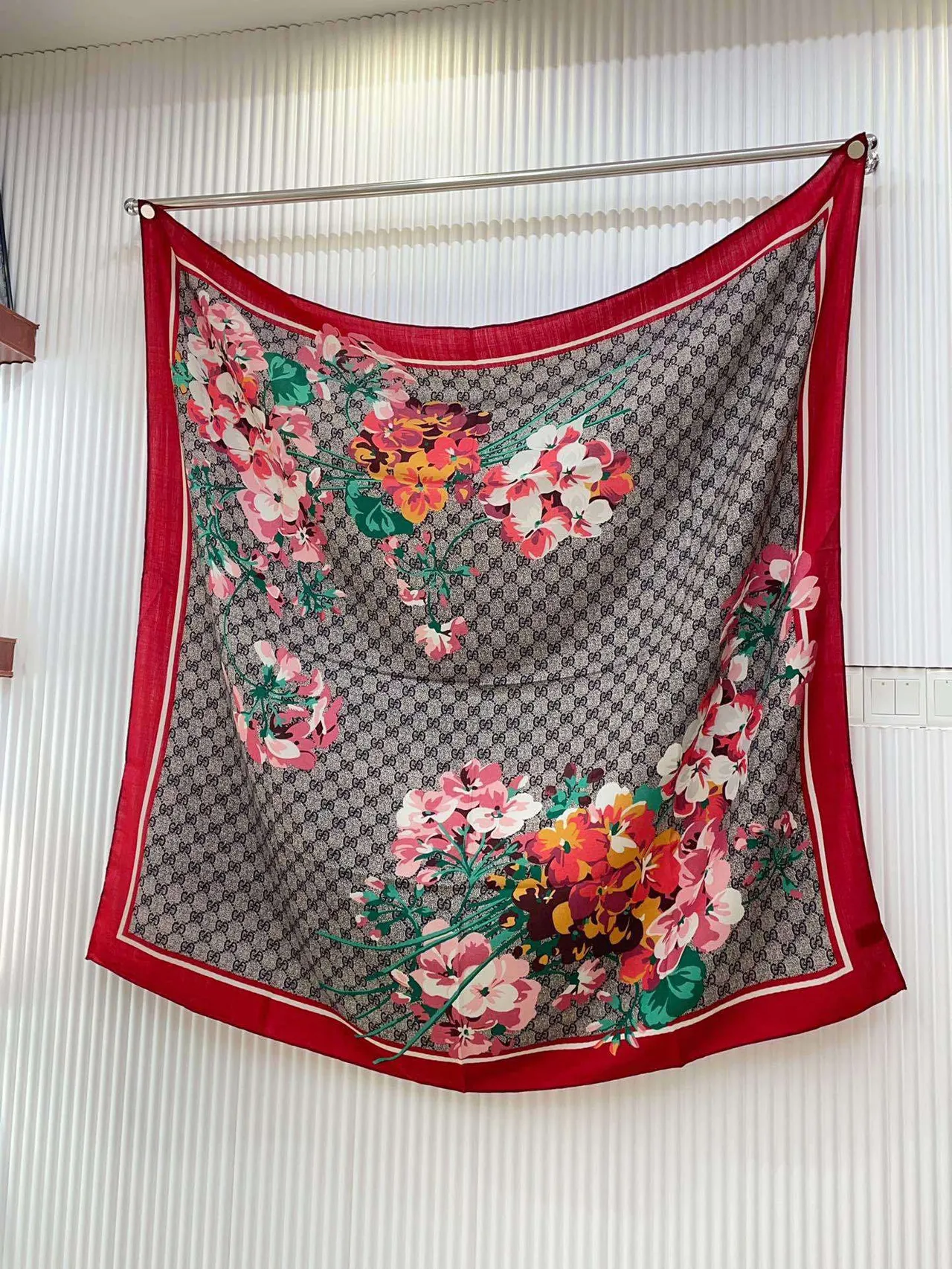 Écharpe de soie rouge à motif floral Gucci 6