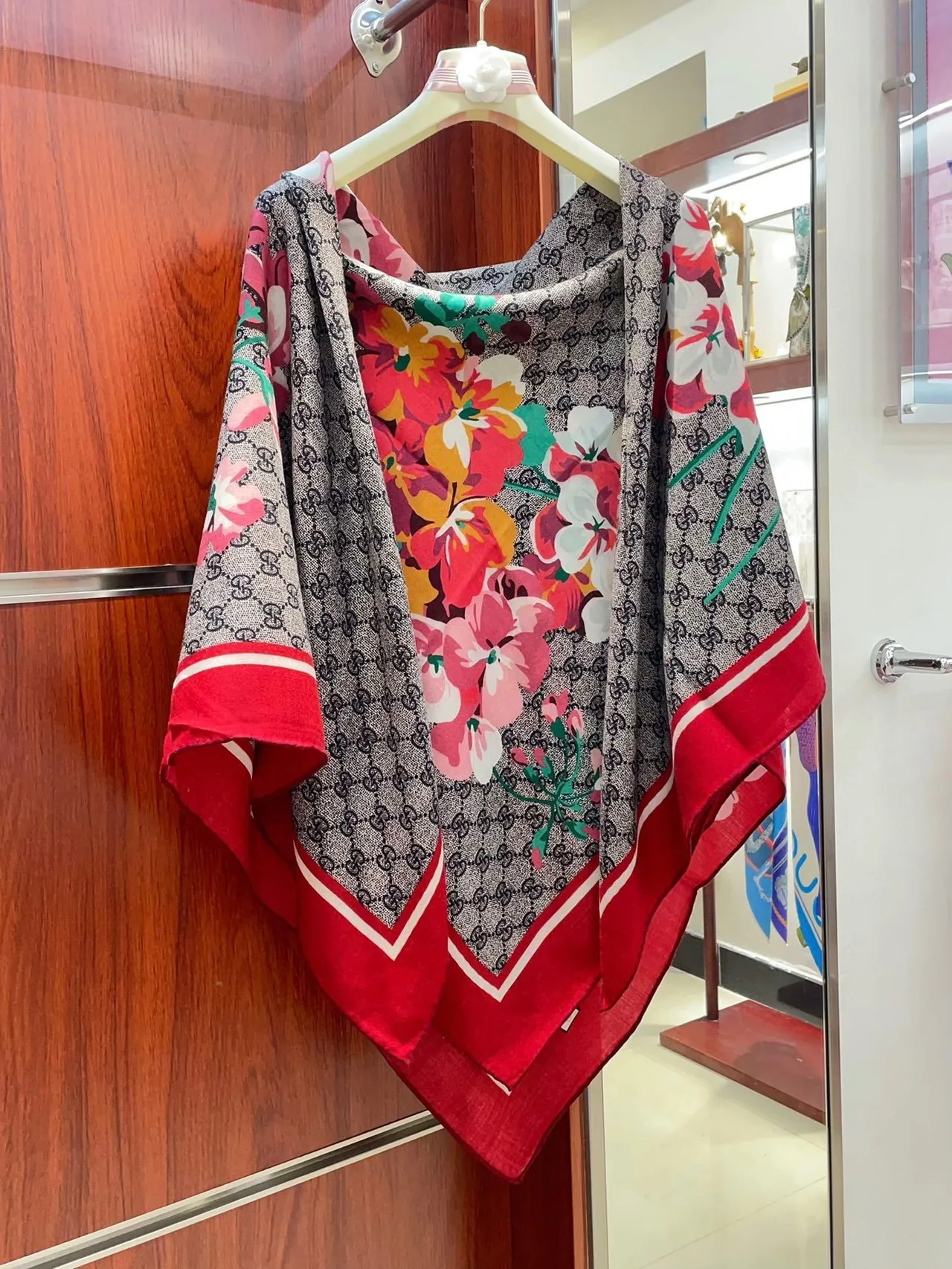 Écharpe de soie rouge à motif floral Gucci 7