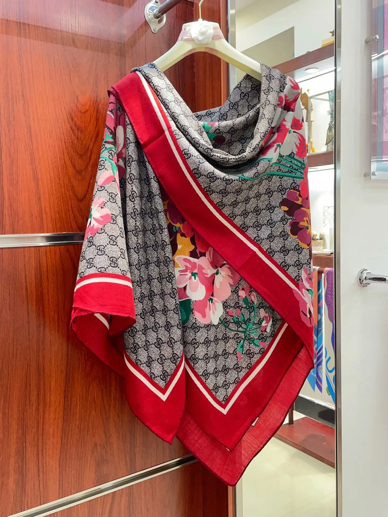 Écharpe de soie rouge à motif floral Gucci 8