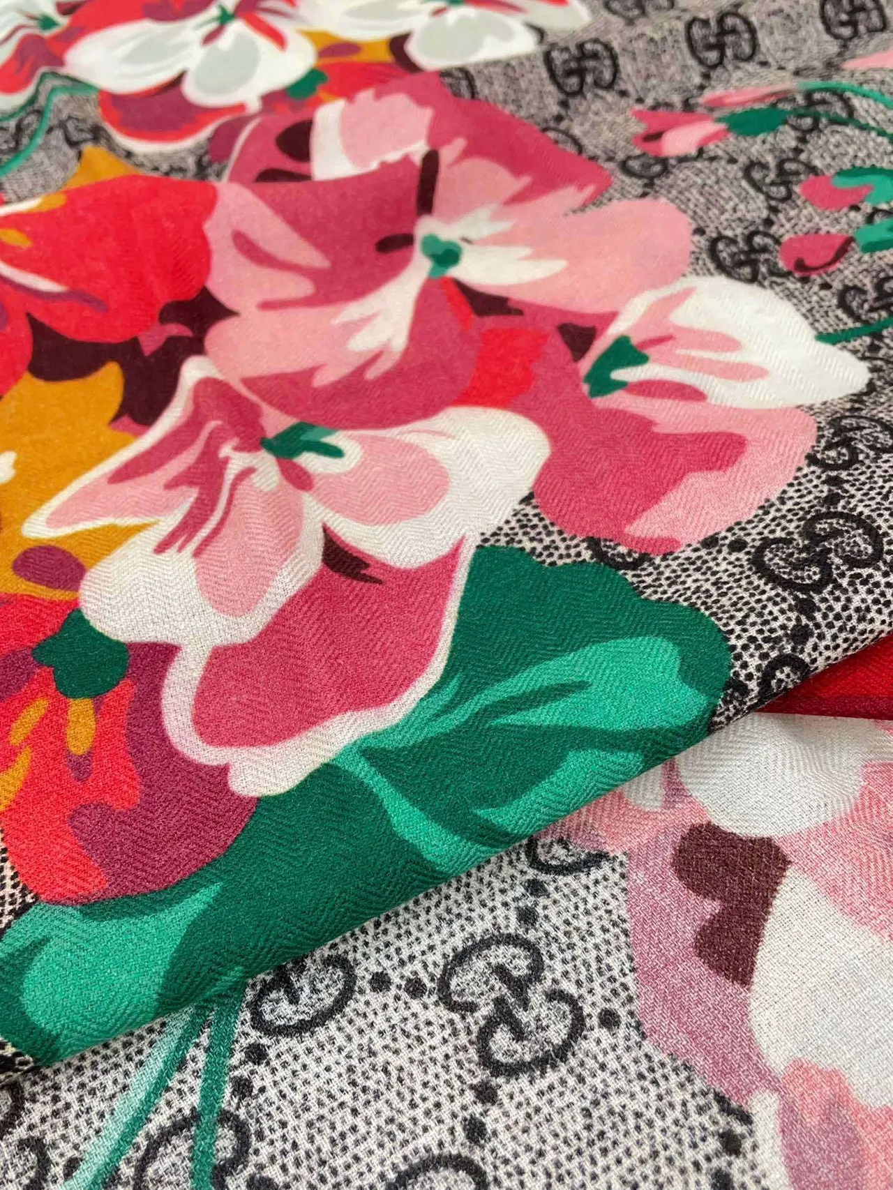 Écharpe de soie rouge à motif floral Gucci 9