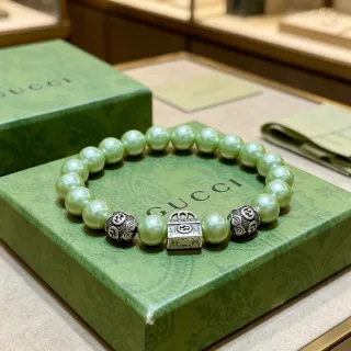 Gucci GG Marmont Pulsera con Perla Verde Claro y Charm de Acabado Plateado