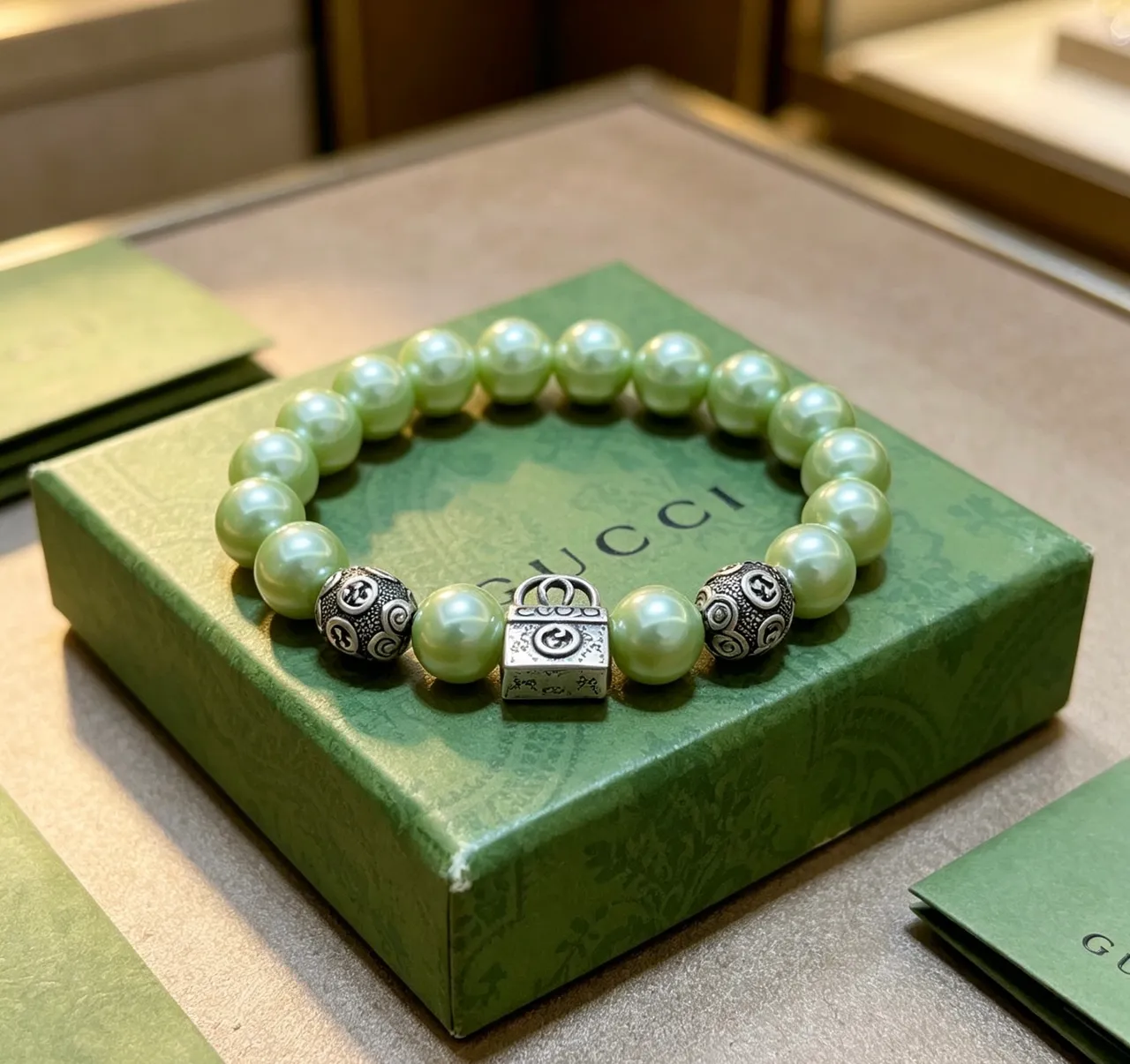 Gucci GG Marmont Pulseira com Pérola Verde Claro e Charm de Acabamento Prateado 4