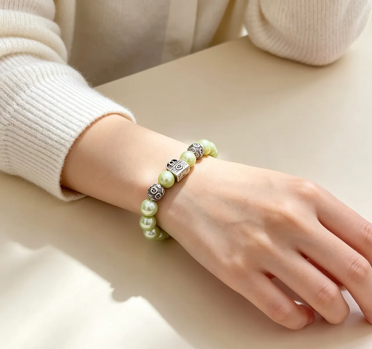 Gucci GG Marmont Pulseira com Pérola Verde Claro e Charm de Acabamento Prateado 8