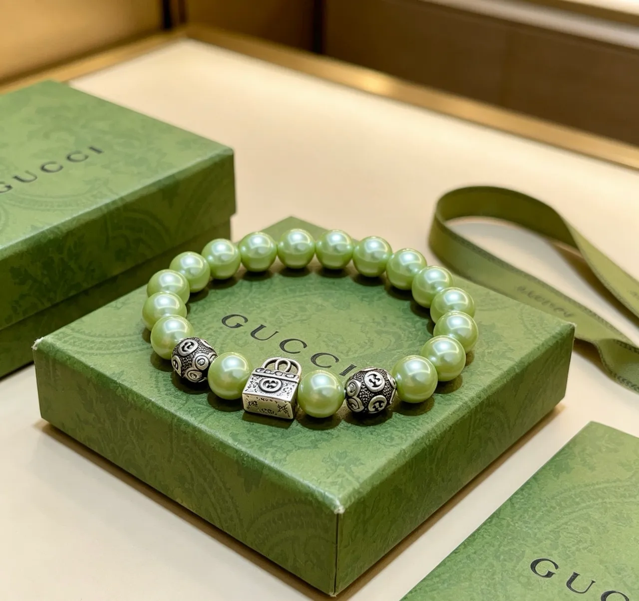 Gucci GG Marmont Pulseira com Pérola Verde Claro e Charm de Acabamento Prateado 9