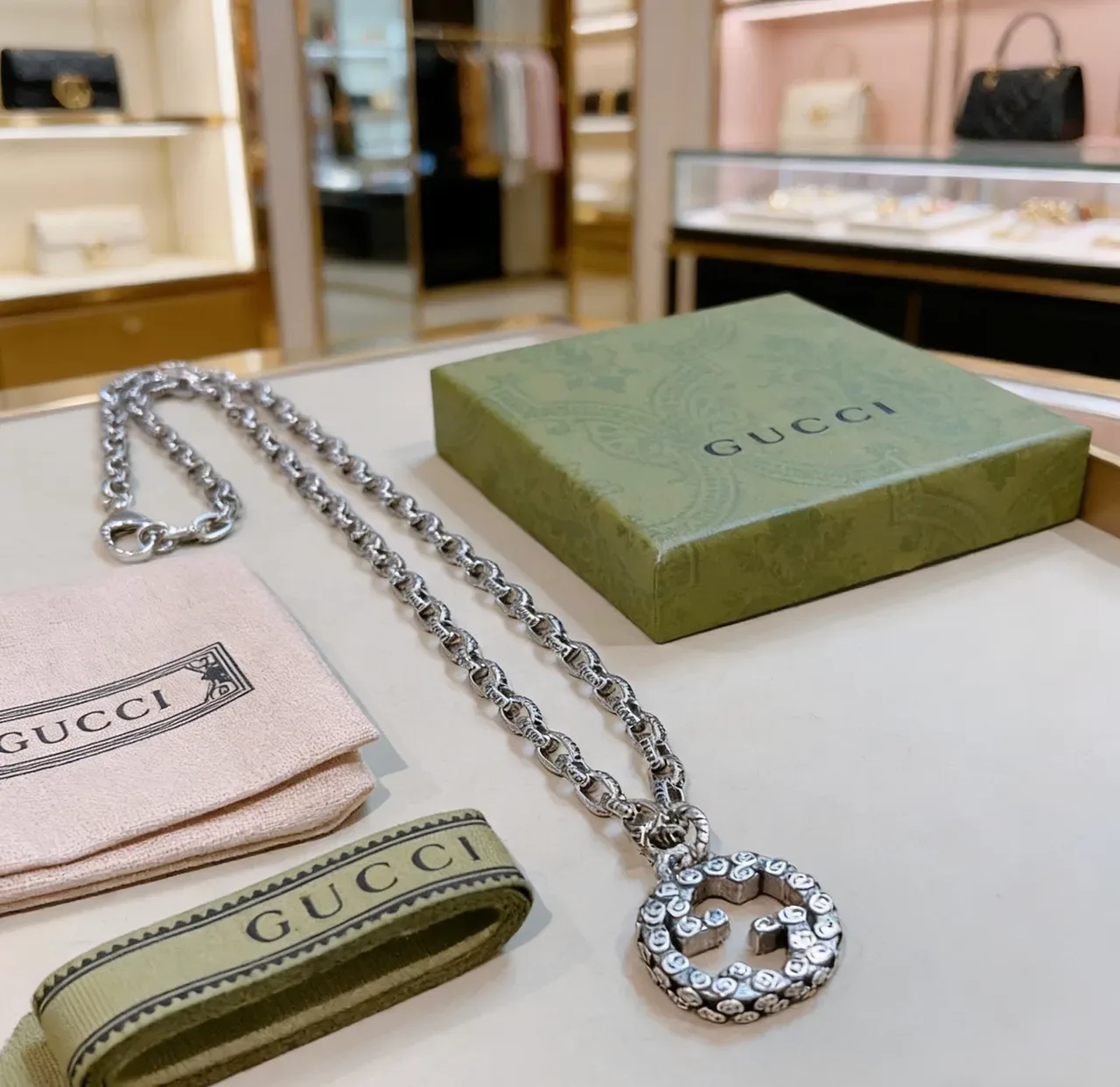 Gucci GG Marmont فضي بيجي قلادة double G متشابكة سلسلة لينك نصية 2