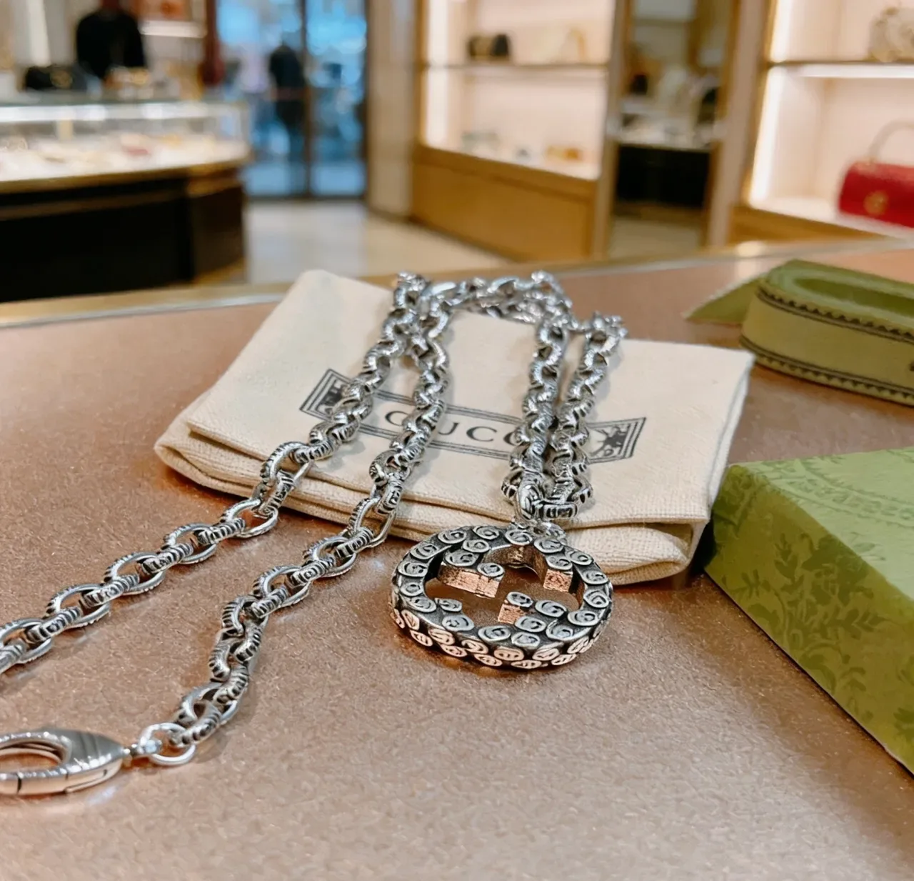 Gucci GG Marmont فضي بيجي قلادة double G متشابكة سلسلة لينك نصية 4