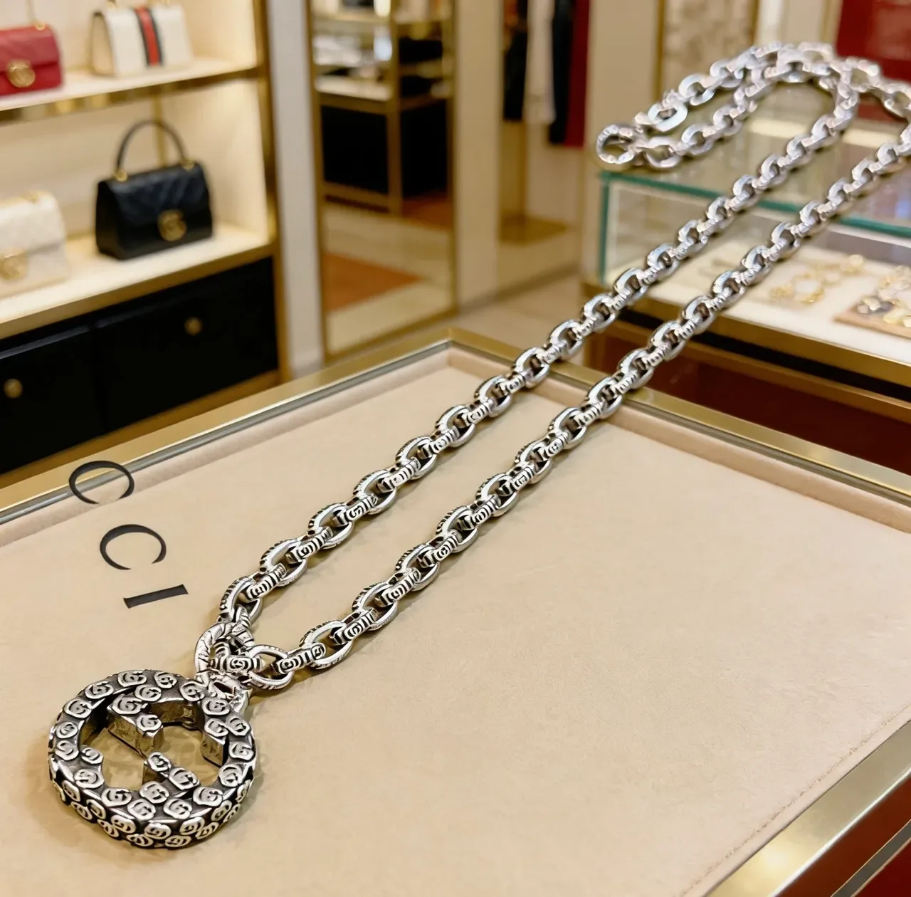 Gucci GG Marmont فضي بيجي قلادة double G متشابكة سلسلة لينك نصية 7