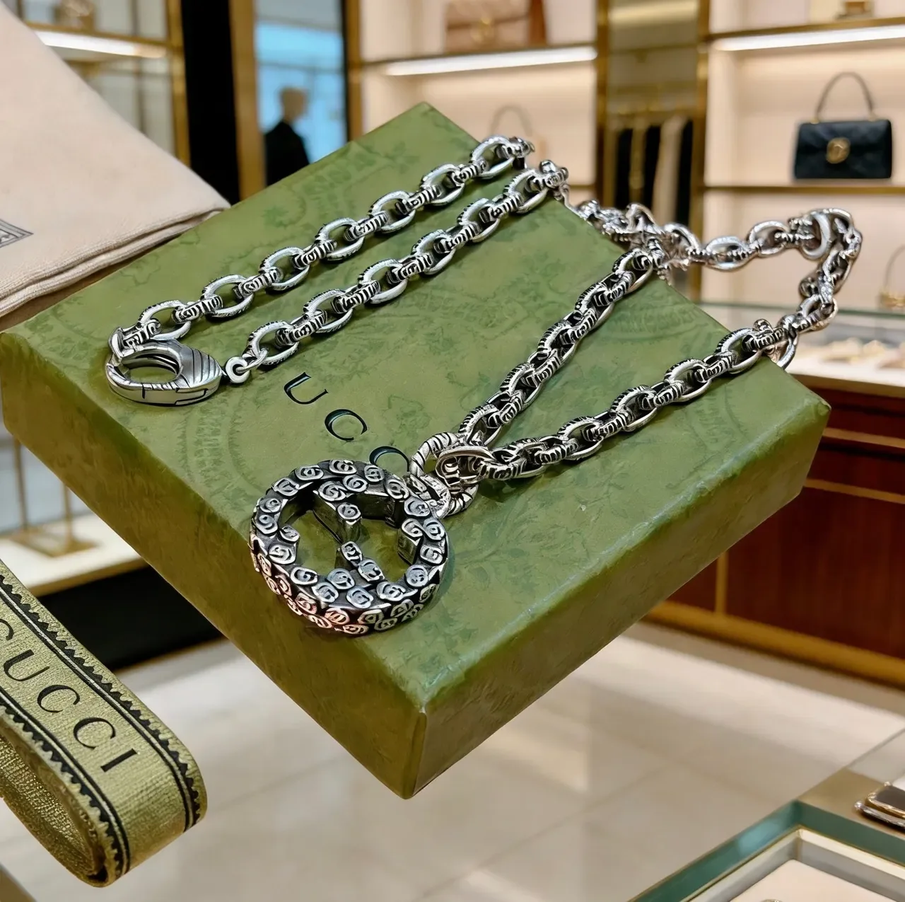 Gucci GG Marmont فضي بيجي قلادة double G متشابكة سلسلة لينك نصية 9