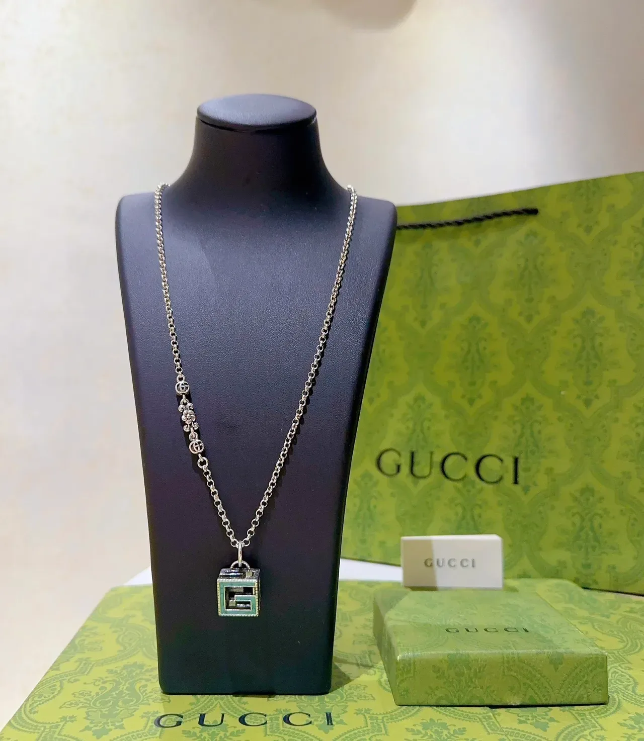 Gucci GG Marmont Turquoise Émaillé Interlocking G Collier avec pendentif 8