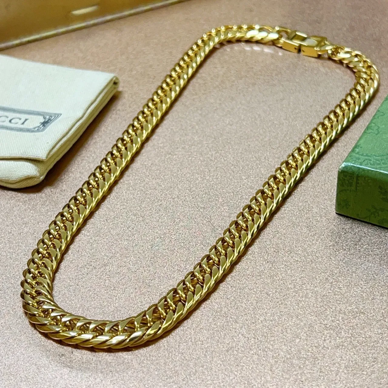 Gucci قلادة Curb-Link ذهبية 6
