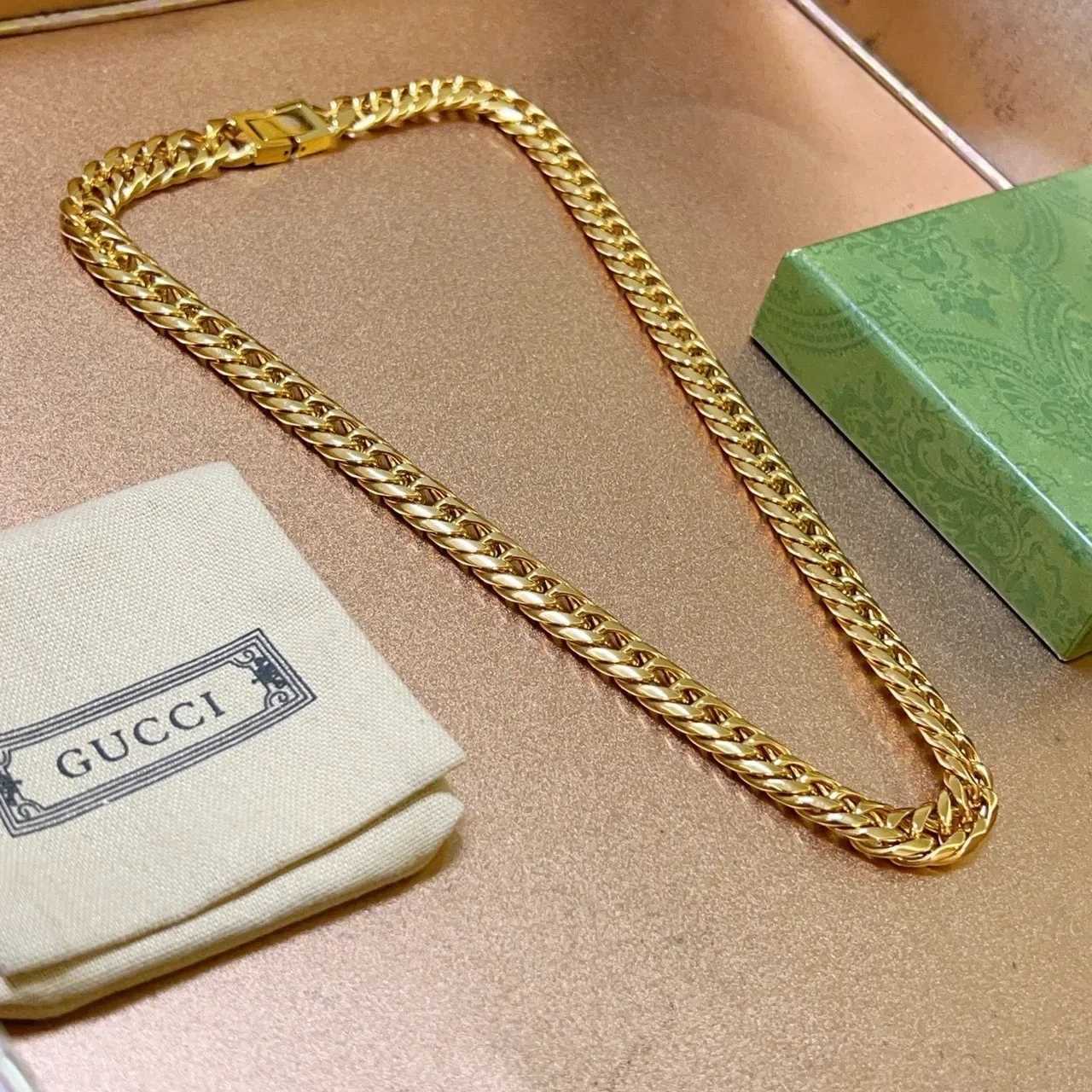 Gucci قلادة Curb-Link ذهبية 9