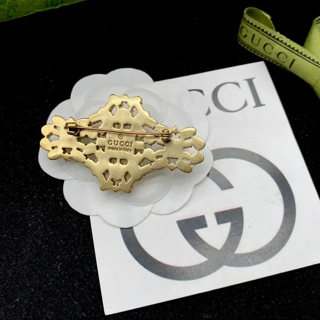 Gucci بروش أخضر ذهبي معدن إميرالد كريستال مربعة 2