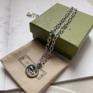 قلادة Gucci Horsebit 1955 سلسلة Twisted Rope فضي بيج Interlocking G