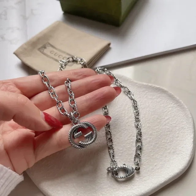 قلادة Gucci Horsebit 1955 سلسلة Twisted Rope فضي بيج Interlocking G 2
