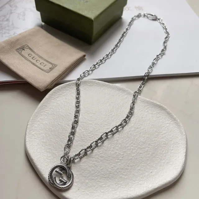 قلادة Gucci Horsebit 1955 سلسلة Twisted Rope فضي بيج Interlocking G 3