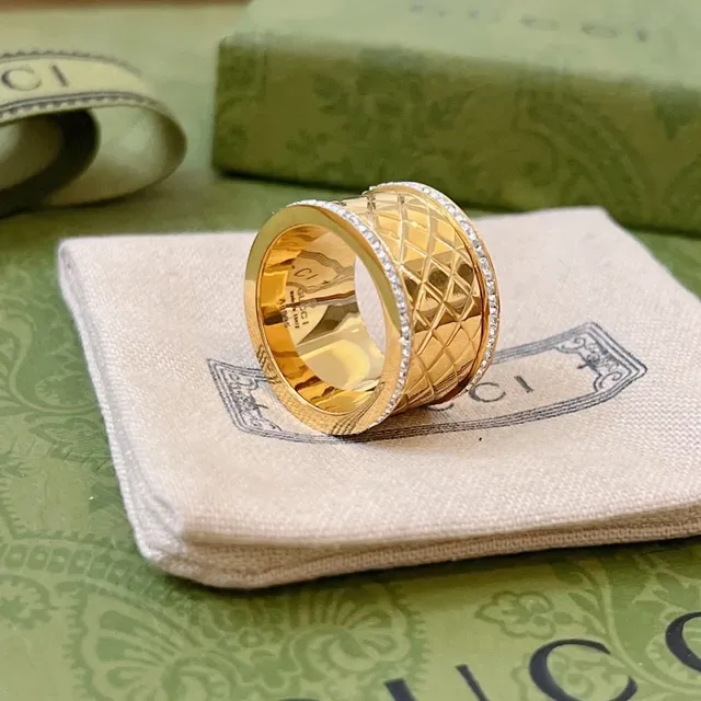 Anel inspirado em Gucci Marmont de ouro e prata com padrão de diamante quiltado e borda de cristal pavé 2