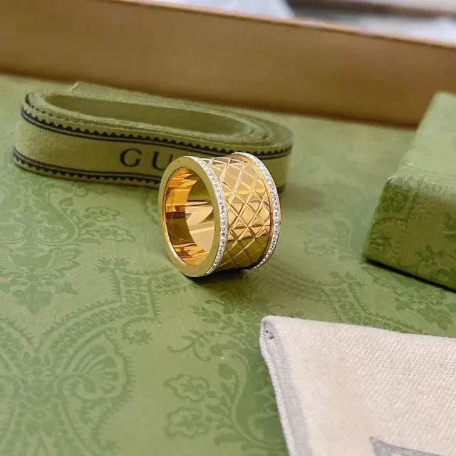 Anel inspirado em Gucci Marmont de ouro e prata com padrão de diamante quiltado e borda de cristal pavé 3