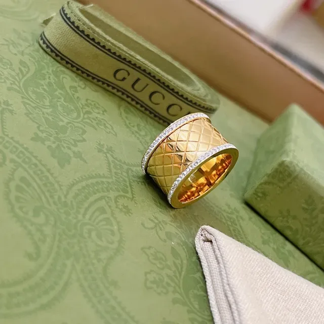 Anel inspirado em Gucci Marmont de ouro e prata com padrão de diamante quiltado e borda de cristal pavé 4