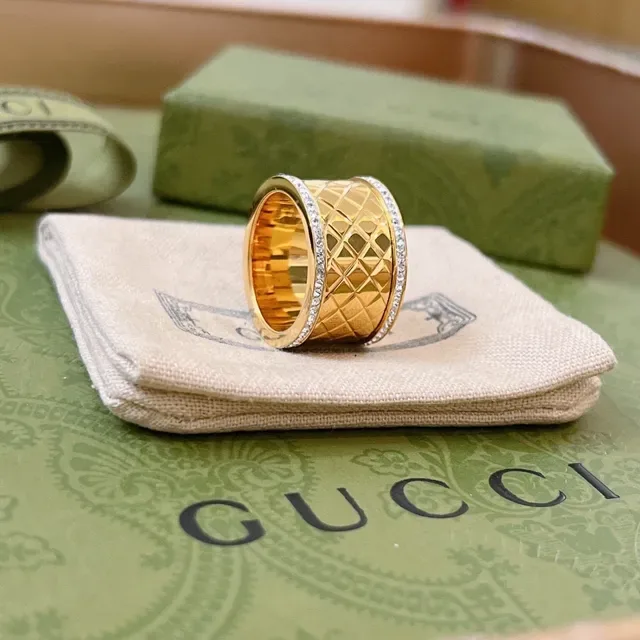 Anel inspirado em Gucci Marmont de ouro e prata com padrão de diamante quiltado e borda de cristal pavé 5