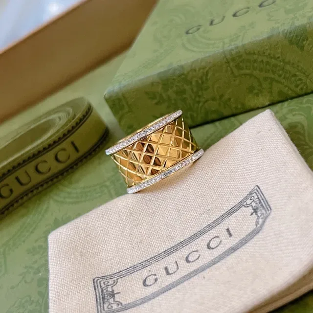 Anel inspirado em Gucci Marmont de ouro e prata com padrão de diamante quiltado e borda de cristal pavé 6