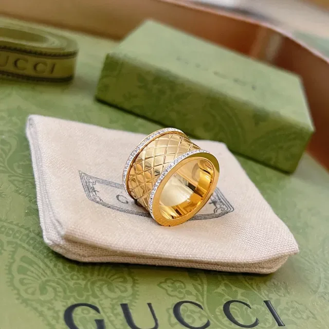 Anel inspirado em Gucci Marmont de ouro e prata com padrão de diamante quiltado e borda de cristal pavé 7