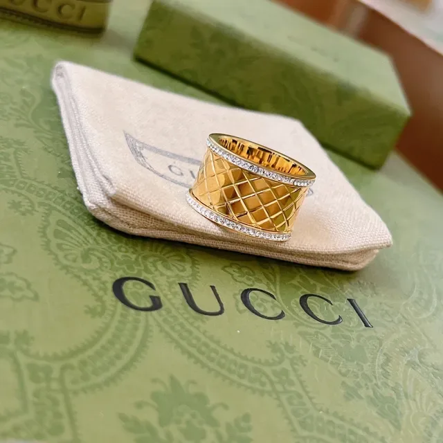 Anel inspirado em Gucci Marmont de ouro e prata com padrão de diamante quiltado e borda de cristal pavé 8