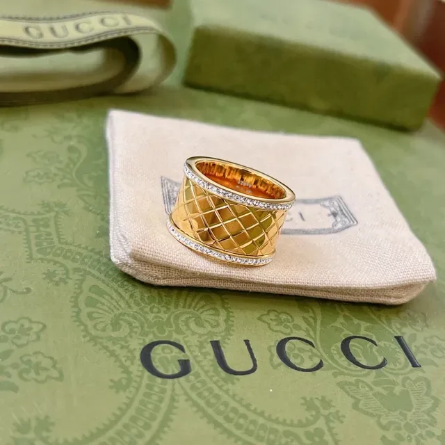 Anel inspirado em Gucci Marmont de ouro e prata com padrão de diamante quiltado e borda de cristal pavé 9