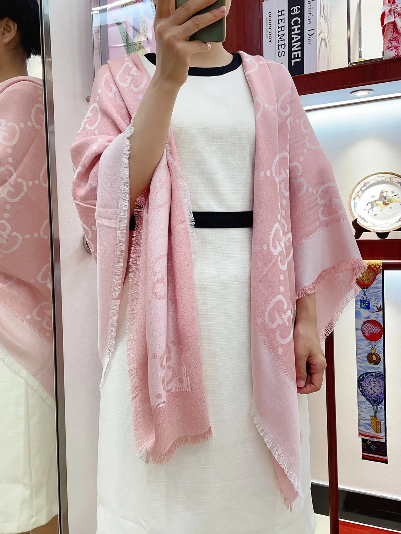Écharpe Gucci à Imprimé Monogram Rose Frangée en Soie 2