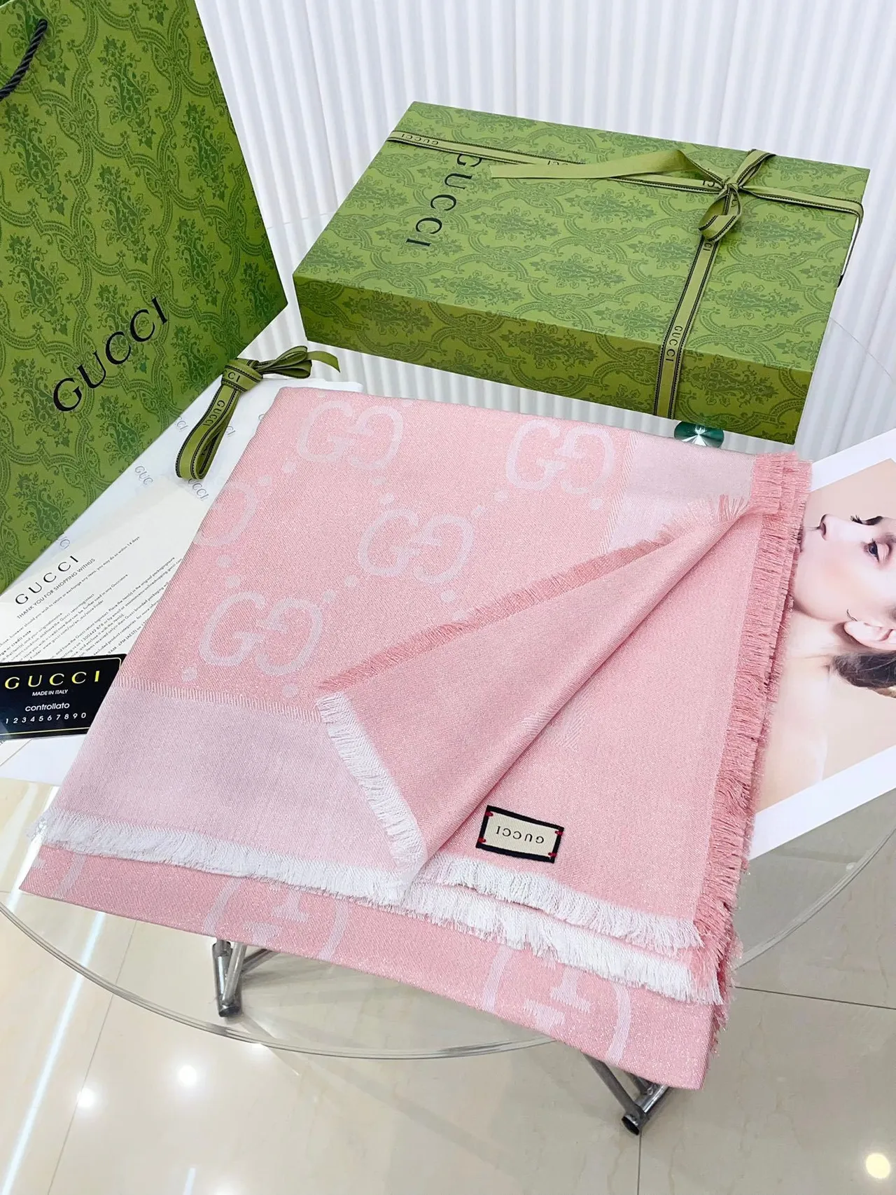 Écharpe Gucci à Imprimé Monogram Rose Frangée en Soie 5