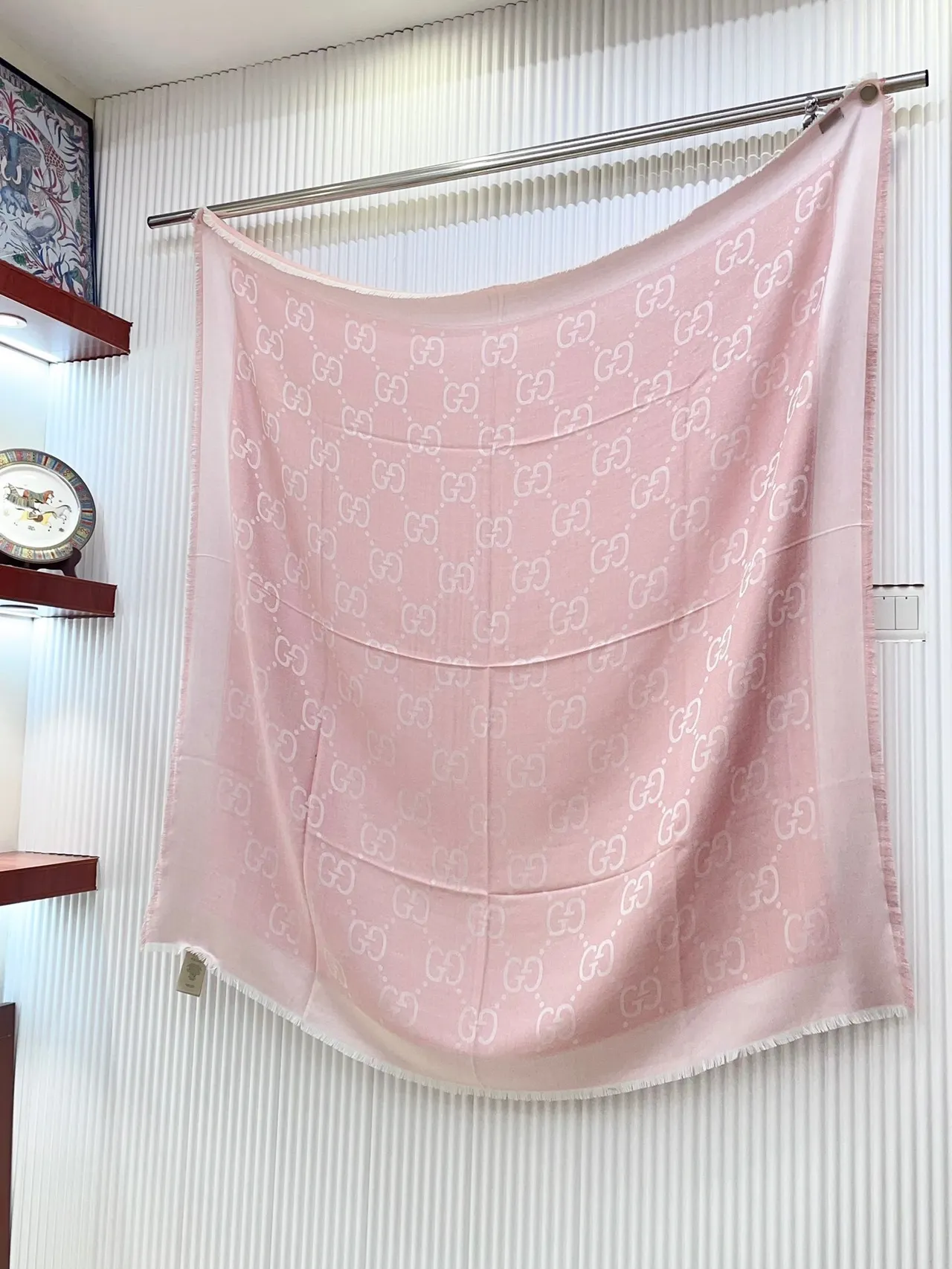 Écharpe Gucci à Imprimé Monogram Rose Frangée en Soie 6