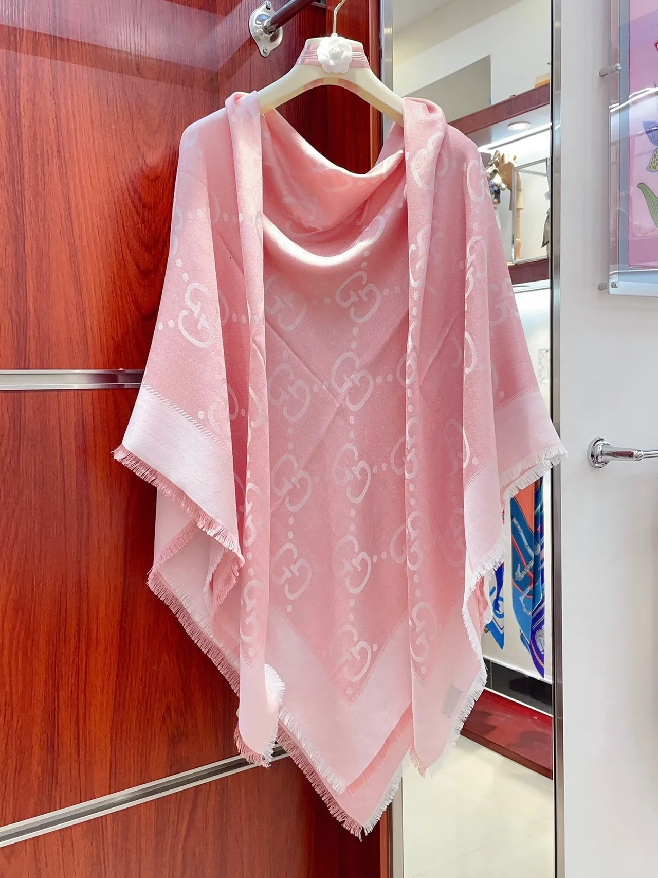 Écharpe Gucci à Imprimé Monogram Rose Frangée en Soie 7