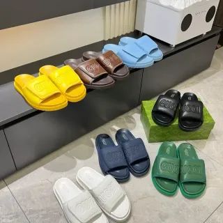 Gucci बहुरंगी एम्बॉस्ड लॉगो स्ट्रैप मोल्डेड रबर सोल स्लिपर्स