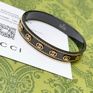 Gucci Ophidia Pulsera de Esmalte Negro y Acabado Dorado con Trimming de Cuerda