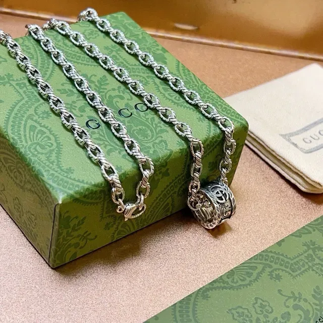 Gucci Ornate Interlocking G Pendant Twisted Rope-Link Necklace 4