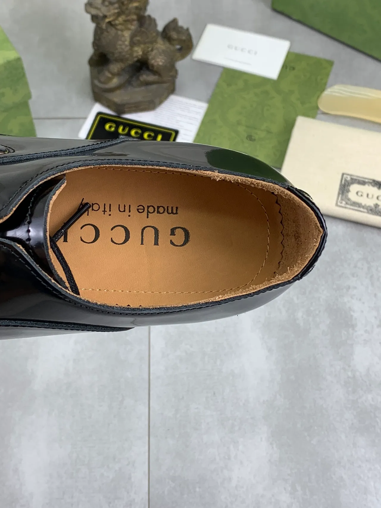 Gucci Oxford chaussuress en cuir noir et marron à haute brillance bout à cap Oxford 4