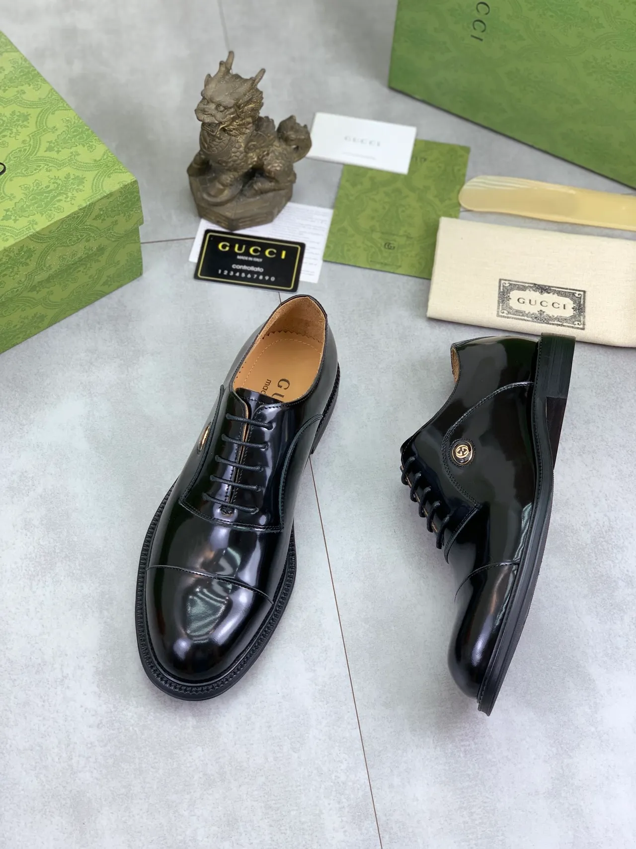 Gucci Oxford chaussuress en cuir noir et marron à haute brillance bout à cap Oxford 5
