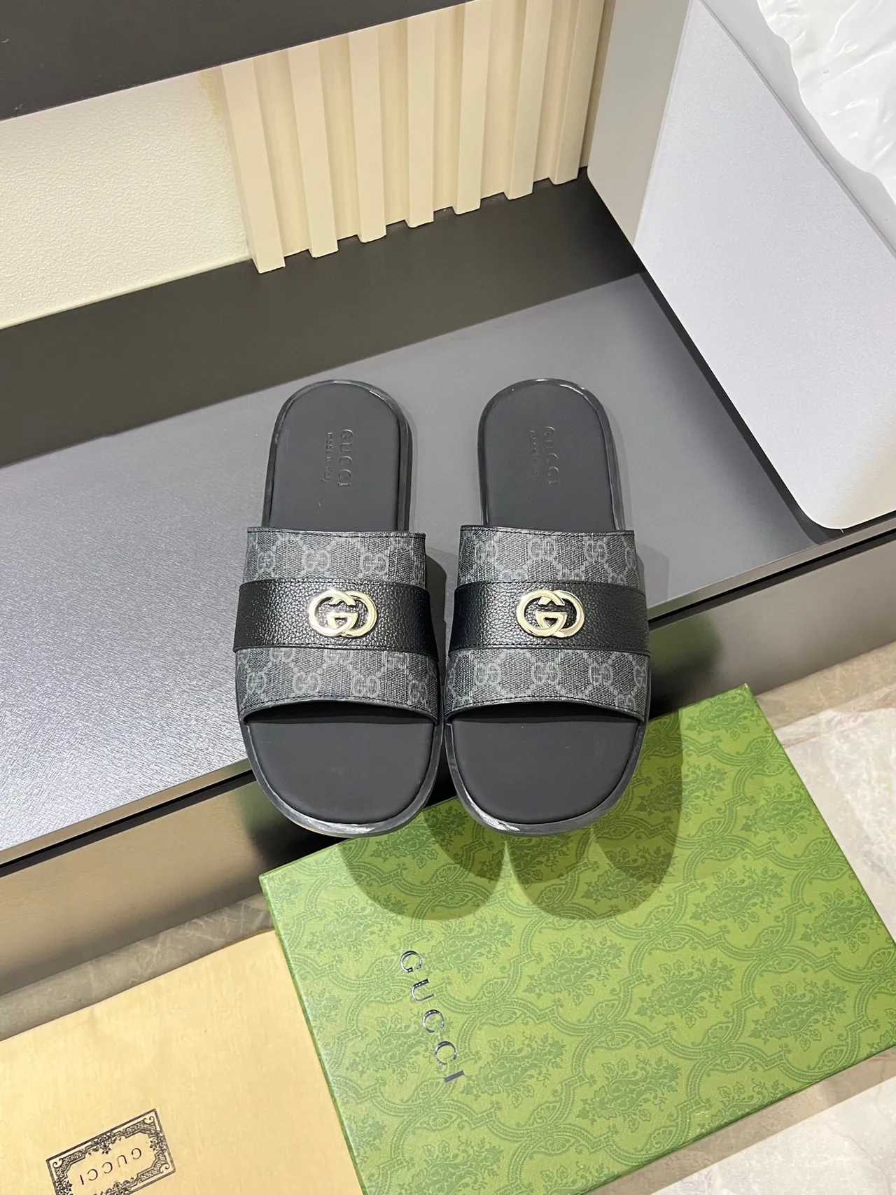 Gucci Screener Chaussons en cuir gris et noir 2