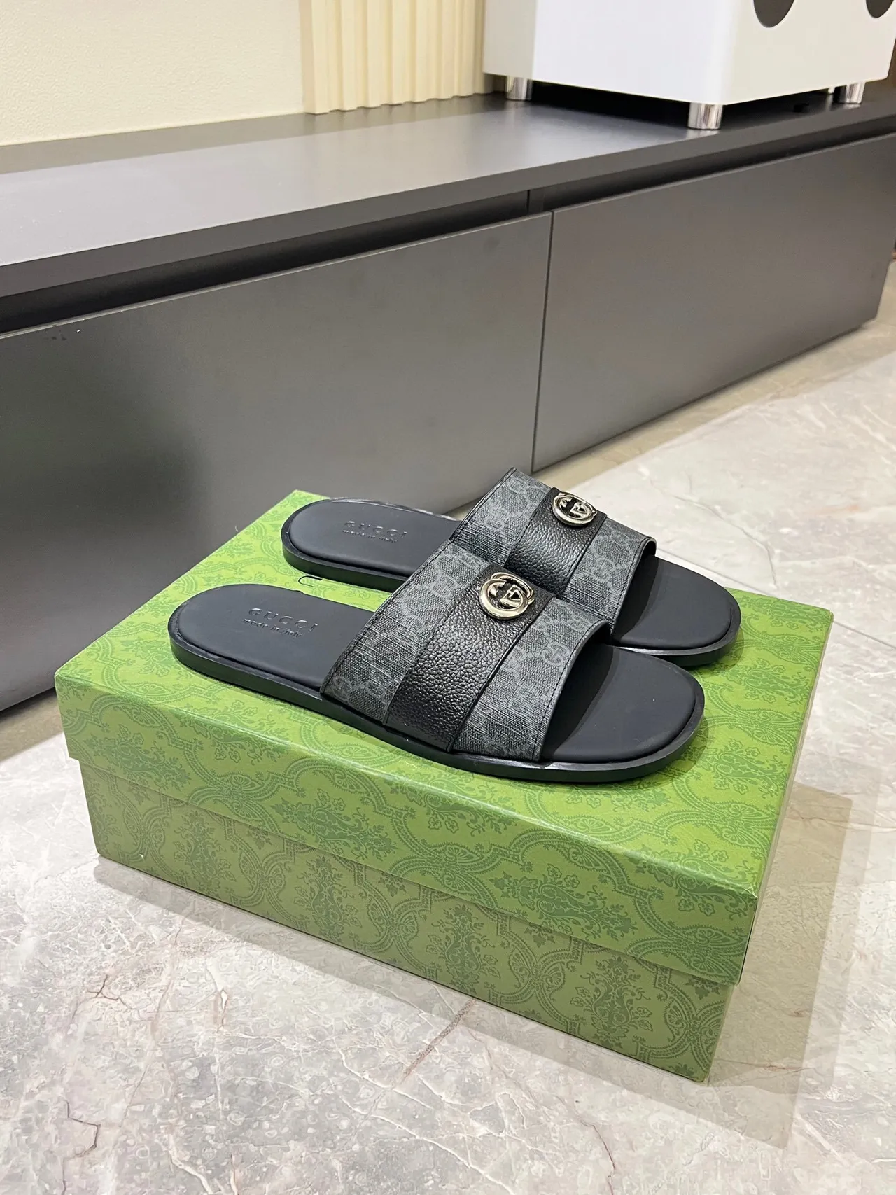 Gucci Screener Chaussons en cuir gris et noir 3